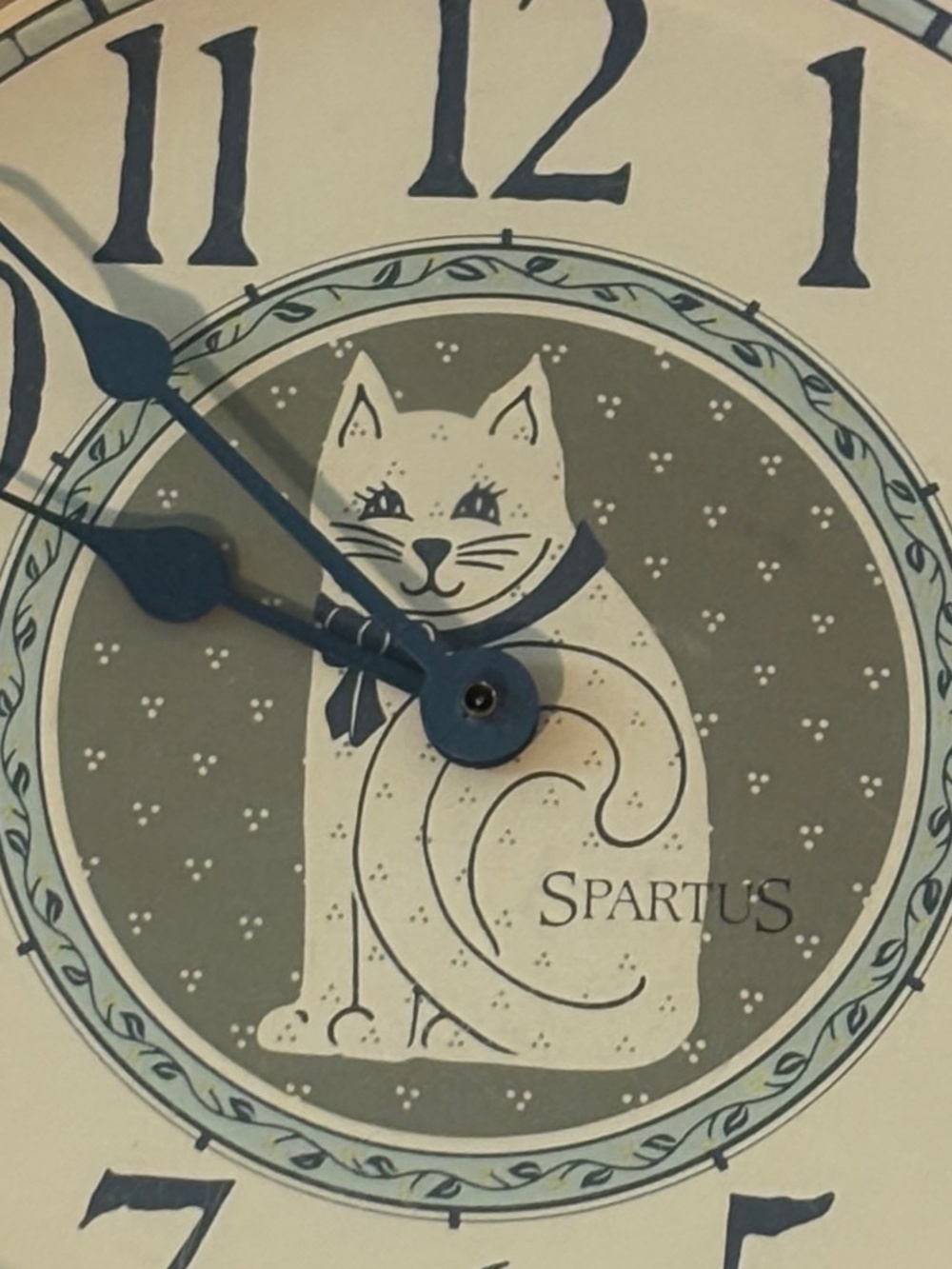 Vintage pink wall clock with cat